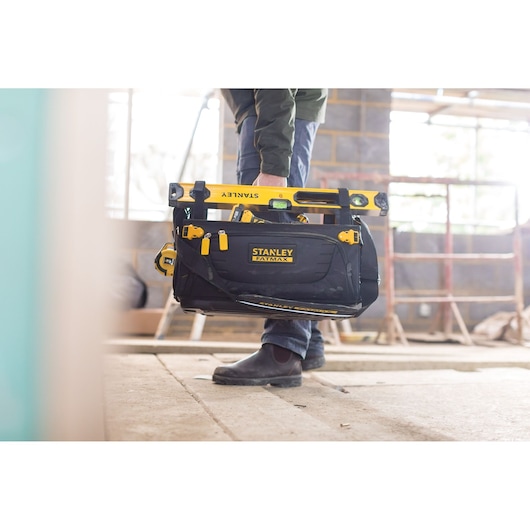 Photo du sac à outils STANLEY FMST1-80146 FATMAX avec outils jaunes sur un chantier.