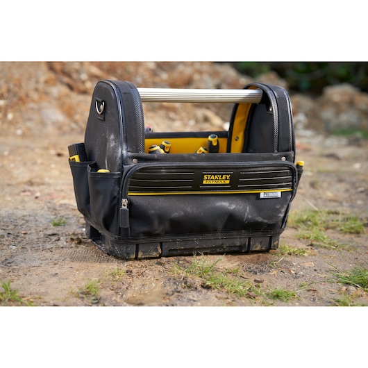STANLEY FMST17626-1 sac à outils ouvert, design noir et jaune, poignée en métal, vue en extérieur.