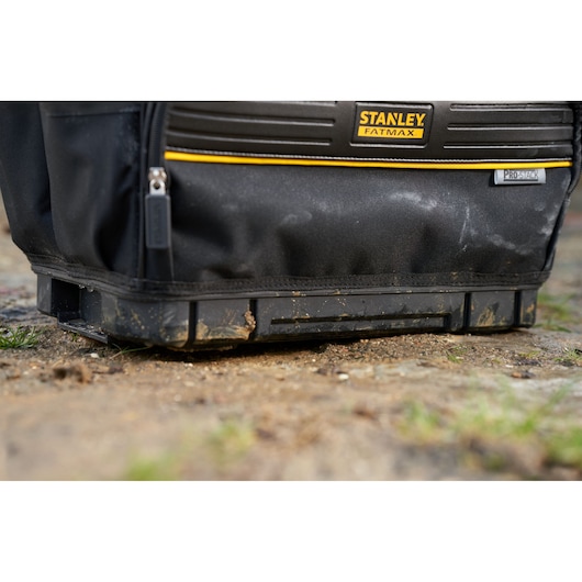 Photo du sac à outils STANLEY FMST17626-1 avec tissu noir, base en plastique robuste et logo STANLEY FATMAX.