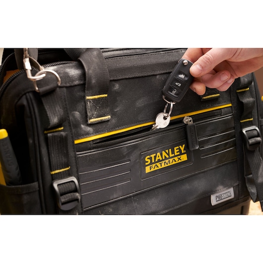 STANLEY FMST17627-1 sac à outils en gros plan avec bordure jaune et clé attachée, photo de face.