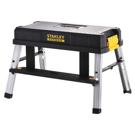 STANLEY FMST81083-1 werkplatform met aluminium poten, zwart blad en gele sluiting, gefotografeerd op witte achtergrond.