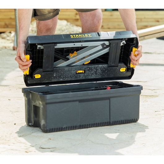 STANLEY FMST81083-1 gereedschapskist met open deksel, interne metalen tray en gele sluitingen.