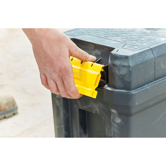 STANLEY FMST81083-1 gereedschapskistvergrendeling wordt geopend, close-up beeld.