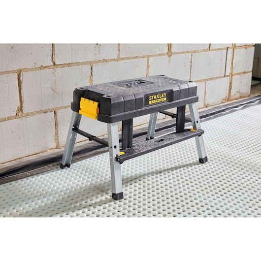 STANLEY FMST81083-1 opstapkruk met zwarte en gele kunststof bovenkant en metalen poten, zijaanzicht, binnen.