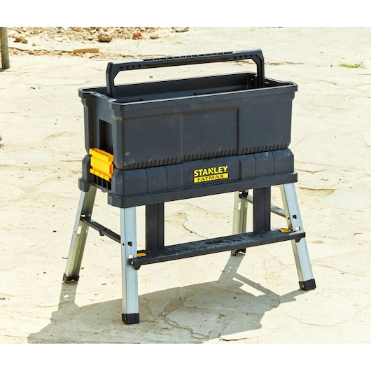 Stanley FMST81083-1 zwarte gereedschapskist op inklapbare metalen standaard, buitenaanzicht.