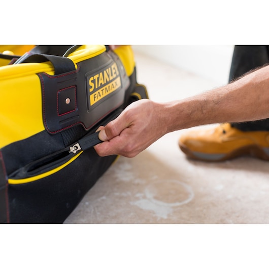 STANLEY FMST82706-1 gereedschapstas geel en zwart, zijvak wordt met de hand geopend, close-up foto.