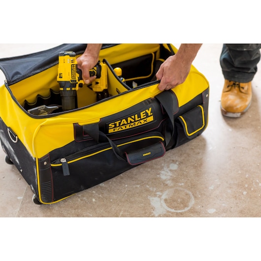 STANLEY FMST82706-1 gele en zwarte gereedschapstas met handvat, open gefotografeerd met zichtbare gereedschappen erin.