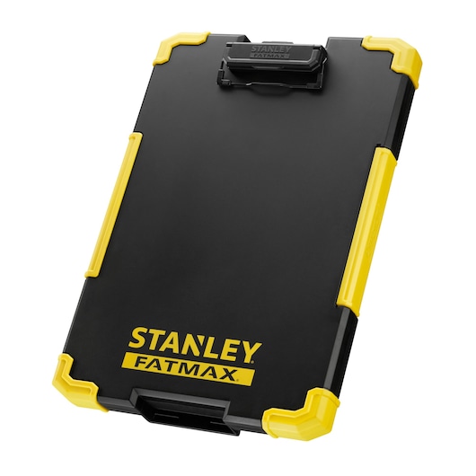 STANLEY FMST82721-1 zwart en geel klembord schuin op witte achtergrond, stevige hoeken, FATMAX-logo zichtbaar.