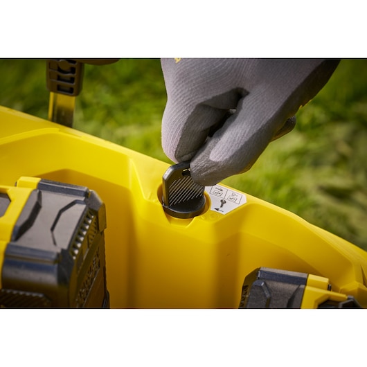 STANLEY SCMWP3701N photographie montrant une main gantée tournant une clé d’outil électrique jaune en extérieur.