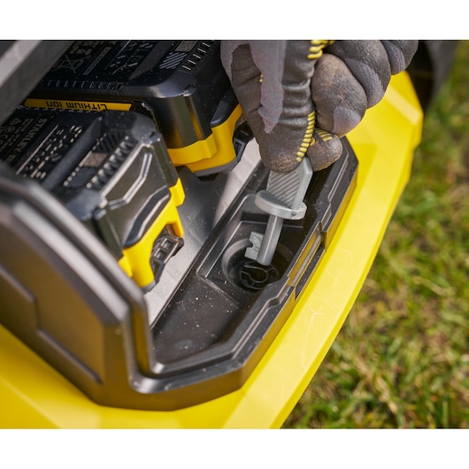 STANLEY SCOEP3801N batterijvak close-up met handschoenhand die een sleutel plaatst, fotografieproduct.
