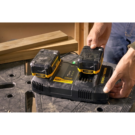 STANLEY SFMCB24 dubbele acculader met twee zwart-gele batterijen, detailfoto.