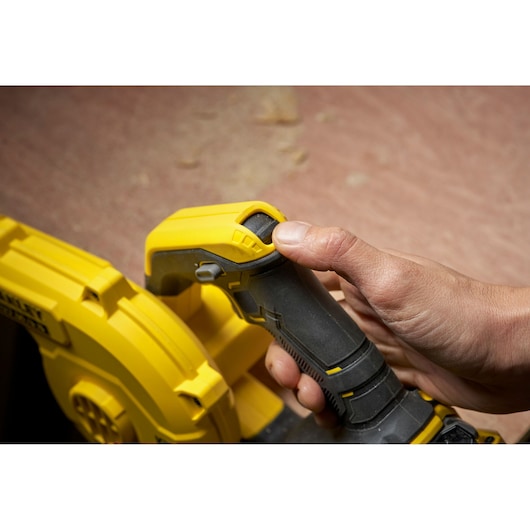 STANLEY SFMCBL01B-blazer handgreep close-up met hand op de aan/uit-knop, zijaanzicht.