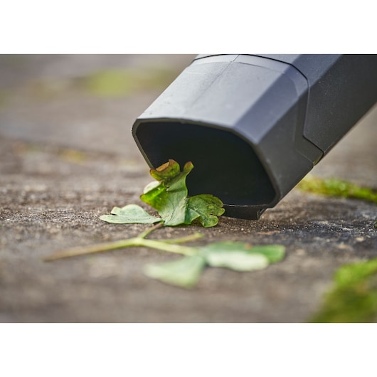 STANLEY SFMCBL714M1 blazer mondstuk close-up verwijdert bladeren op stenen oppervlak.