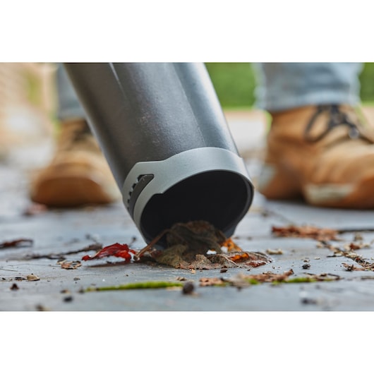 STANLEY SFMCBL7B blaasbuis close-up verwijdert bladeren en vuil op bestrating.