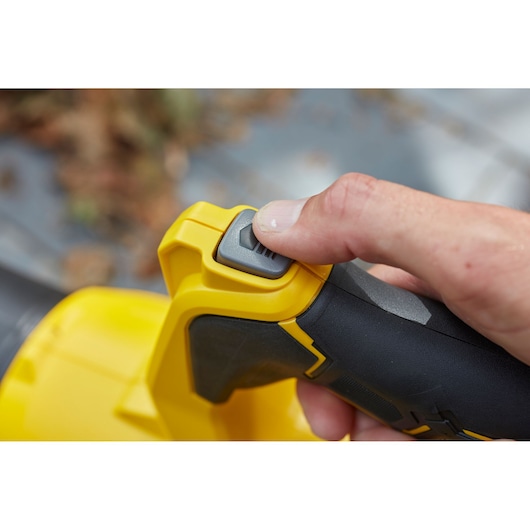 STANLEY SFMCBL7M1 bladblazer handgreep close-up met duim op de aan knop.