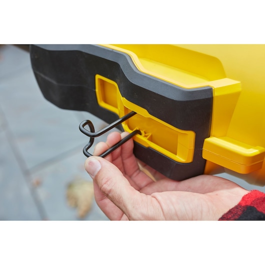 Stanley SFMCBL7M1 blazer, geel en zwart, zijaanzicht met metalen haak.