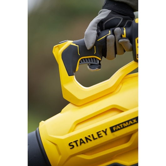 Stanley SFMCBL7M1 blazer close-up van gele en zwarte handgreep met Fatmax merknaam buiten.