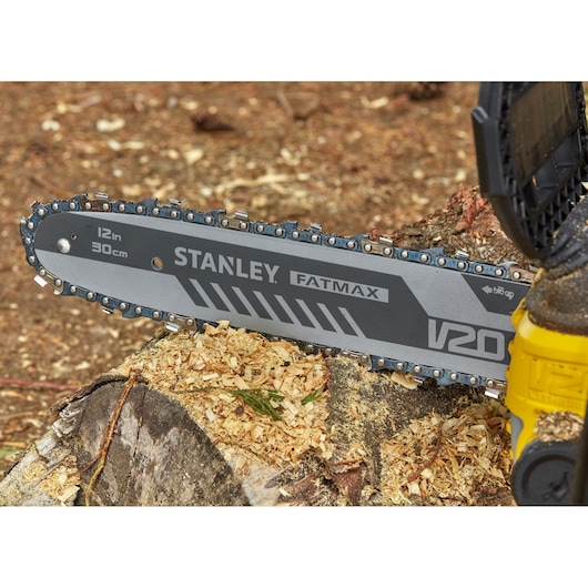 Photo de la lame de tronçonneuse STANLEY SFMCCS630B sur une souche, FATMAX V20, 12in/30cm, vue rapprochée.