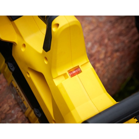STANLEY SFMCCSB664B boîtier jaune avec niveau à bulle intégré, photographie en gros plan.
