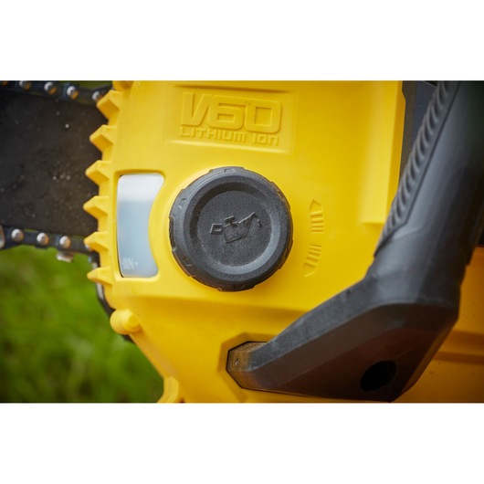 STANLEY SFMCCSB664B tronçonneuse en gros plan montrant le corps jaune, bouchon d’huile et étiquette V60 Lithium Ion.