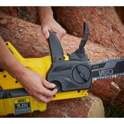 STANLEY SFMCCSB664B tronçonneuse jaune et noire, réglage de la tension de la chaîne en extérieur.