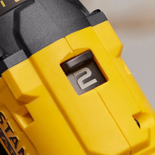 STANLEY SFMCD700C2K perceuse jaune en gros plan avec sélecteur de vitesse sur la position deux.