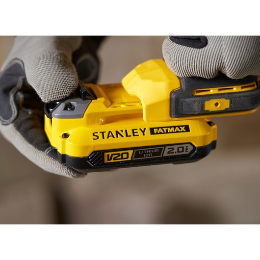 STANLEY SFMCD711B draadloos gereedschap met V20 FATMAX 2.0Ah lithium-ion batterij, close-up.
