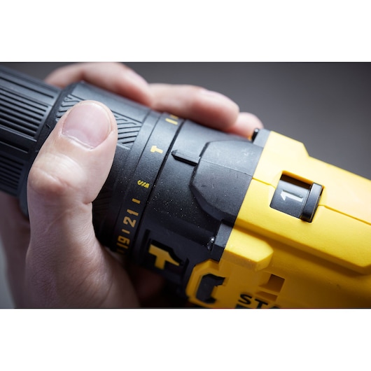 Close-up foto van STANLEY SFMCD711C2S boorkeuzeknop in hand, met gele en zwarte details.