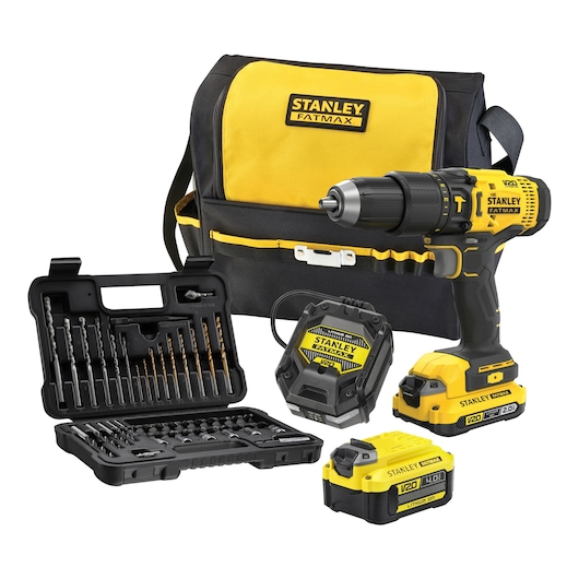 STANLEY SFMCD711DMA draadloze boorkit met accessoires, batterijen, oplader en gele gereedschapstas, voorkant.