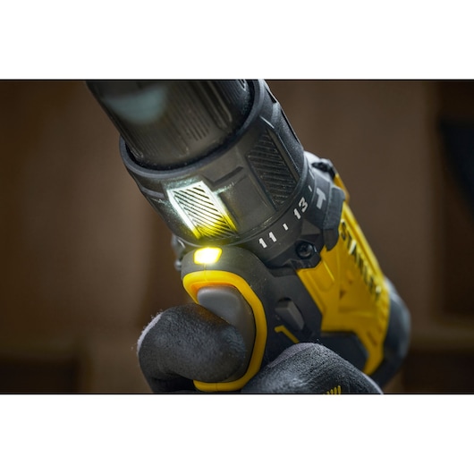 Close-up van een Stanley draadloze boormachine met handgreep, trigger en ingebouwd LED-licht.