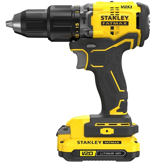 Foto van de STANLEY SFMCD715C2K accuboormachine, geel en zwart, zijaanzicht, met V20 Lithium Ion accu.