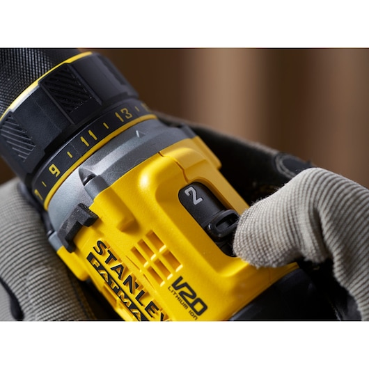 STANLEY SFMCD720D2K perceuse sans fil gros plan sur le sélecteur et corps jaune V20 FATMAX.