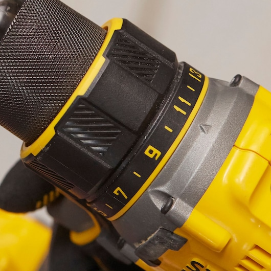 Photo en gros plan de la bague de réglage du couple de la perceuse sans fil STANLEY SFMCD720D2K jaune et noire.