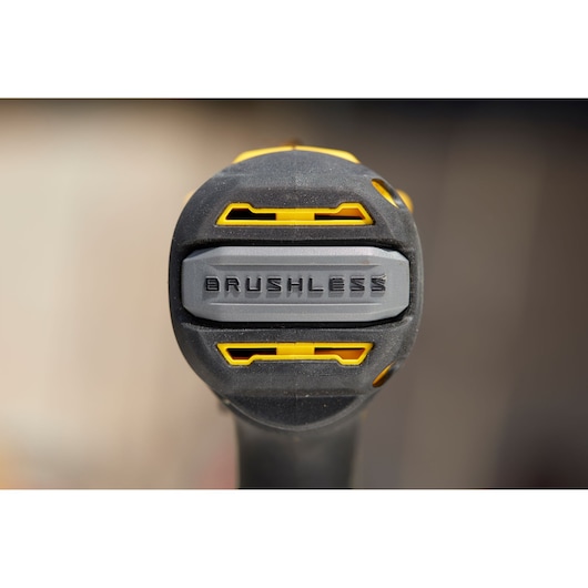 Photo du manche de la perceuse STANLEY SFMCD720D2K en gros plan avec l’étiquette 'BRUSHLESS', détails noirs et jaunes.