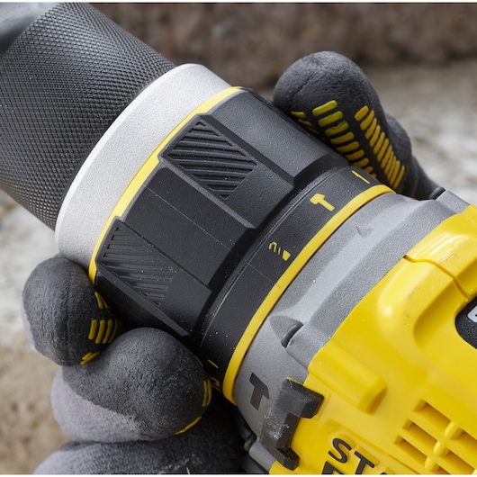 STANLEY SFMCD721B boormachine close-up met grip en instelbaar koppel, vastgehouden met een handschoen.
