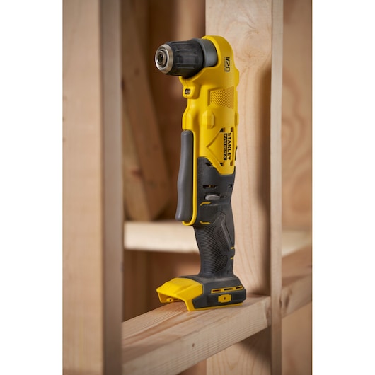 Foto van de STANLEY SFMCD750D2K draadloze haakse boormachine op houten frame.