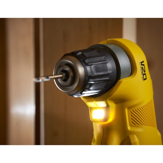 Close-up foto van STANLEY SFMCD750D2K accu boormachine met brandende LED en geplaatste boor.