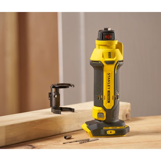 STANLEY SFMCE200B roterend gereedschap geel en zwart, rechtop op houten oppervlak met accessoires erbij.