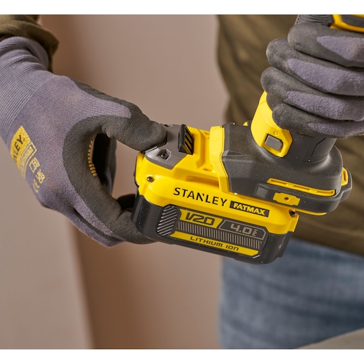 Fotografie van STANLEY SFMCE200B draadloos gereedschap met V20 4.0Ah lithium-ion batterij, zijaanzicht close-up.