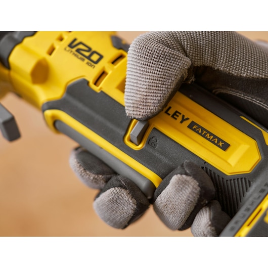 Foto van STANLEY SFMCE510B FATMAX handgreep, V20 logo, handschoen op schakelaar, close-up.