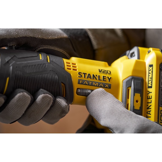 Foto van STANLEY SFMCE510B FATMAX draadloos gereedschap, close-up van handgreep en snelheidsinstellingen.