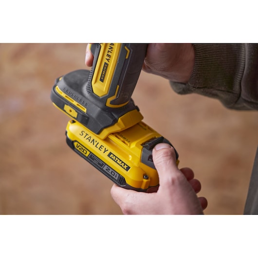 Foto van STANLEY SFMCE510B V20 FATMAX brushless draadloos gereedschap in hand, close-up.