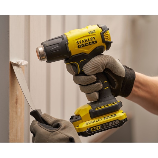 Stanley SFMCE530B pistolet thermique pour enlever la peinture, gros plan de l’outil en action, catégorie photographie.