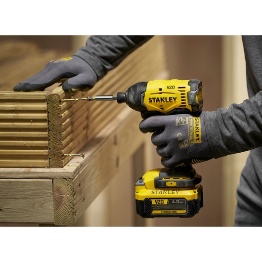 Stanley V20 visseuse sans fil utilisée pour visser dans des planches de bois lors d’une construction.