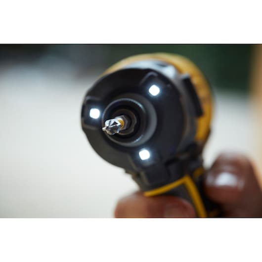 Close-up foto van de punt van de STANLEY SFMCF820D2K accuklopboormachine met LED-verlichting rond de bit.