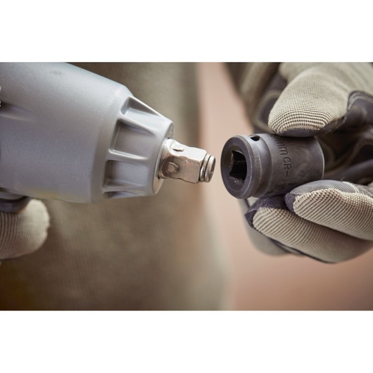 STANLEY SFMCF900B clé à choc en gros plan avec mains gantées fixant une douille.
