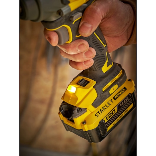 Gros plan sur la STANLEY SFMCF920B, visseuse à percussion sans fil avec batterie V20 Lithium-Ion jaune et noire.