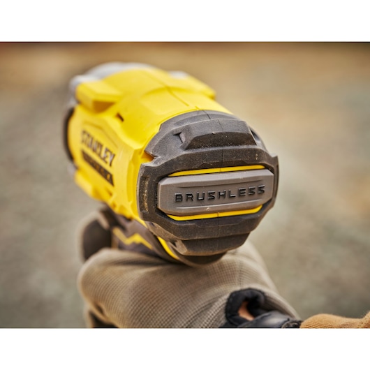 Stanley SFMCF920B visseuse à chocs brushless gros plan en utilisation, boîtier jaune et noir, photographie.