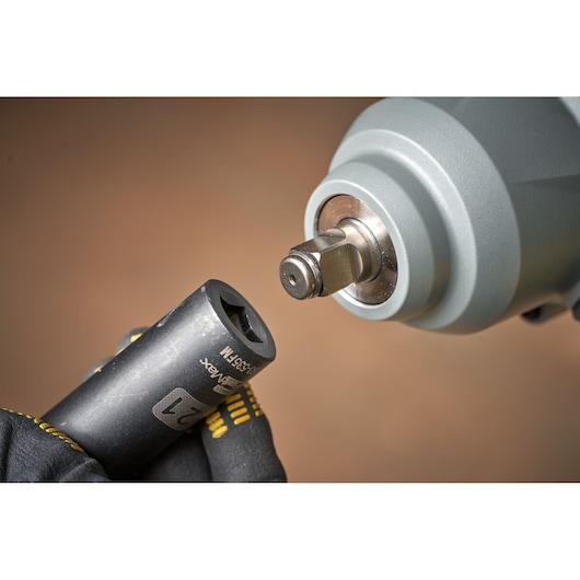 STANLEY SFMCF940M1 slagmoersleutel frontaal close-up met dop vastgehouden door een gehandschoende hand.