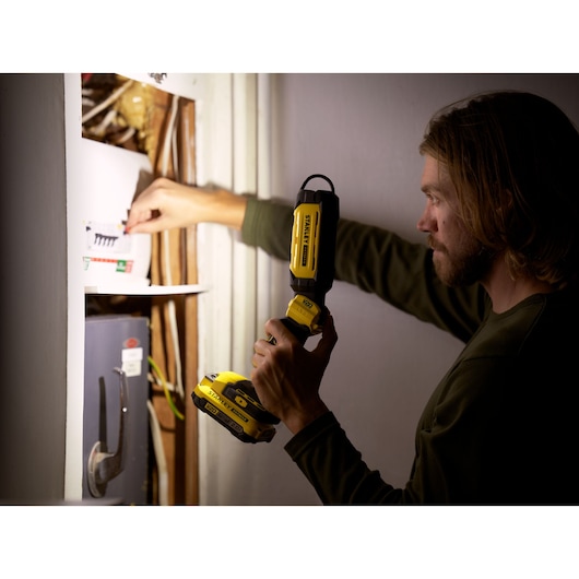 STANLEY SFMCL050B 18V STANLEY FATMAX V20 Pivot Light voor het verlichten van een elektrisch paneel.